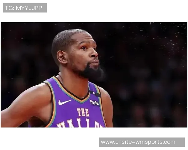 杜兰特称赞布克防守表现出色最终球队成功完成关键一击 杜兰特称赞布克防守表现出色最终球队成功完成关键一击